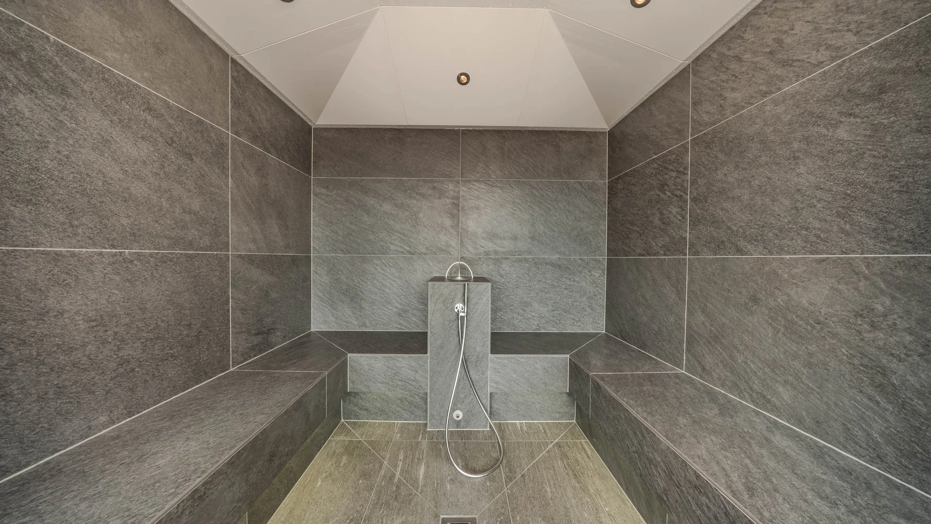 Die schönsten Eindrücke aus dem Nature Hotel Delta Moderner Dampfraum mit grauen Fliesen und Sitzbänken
