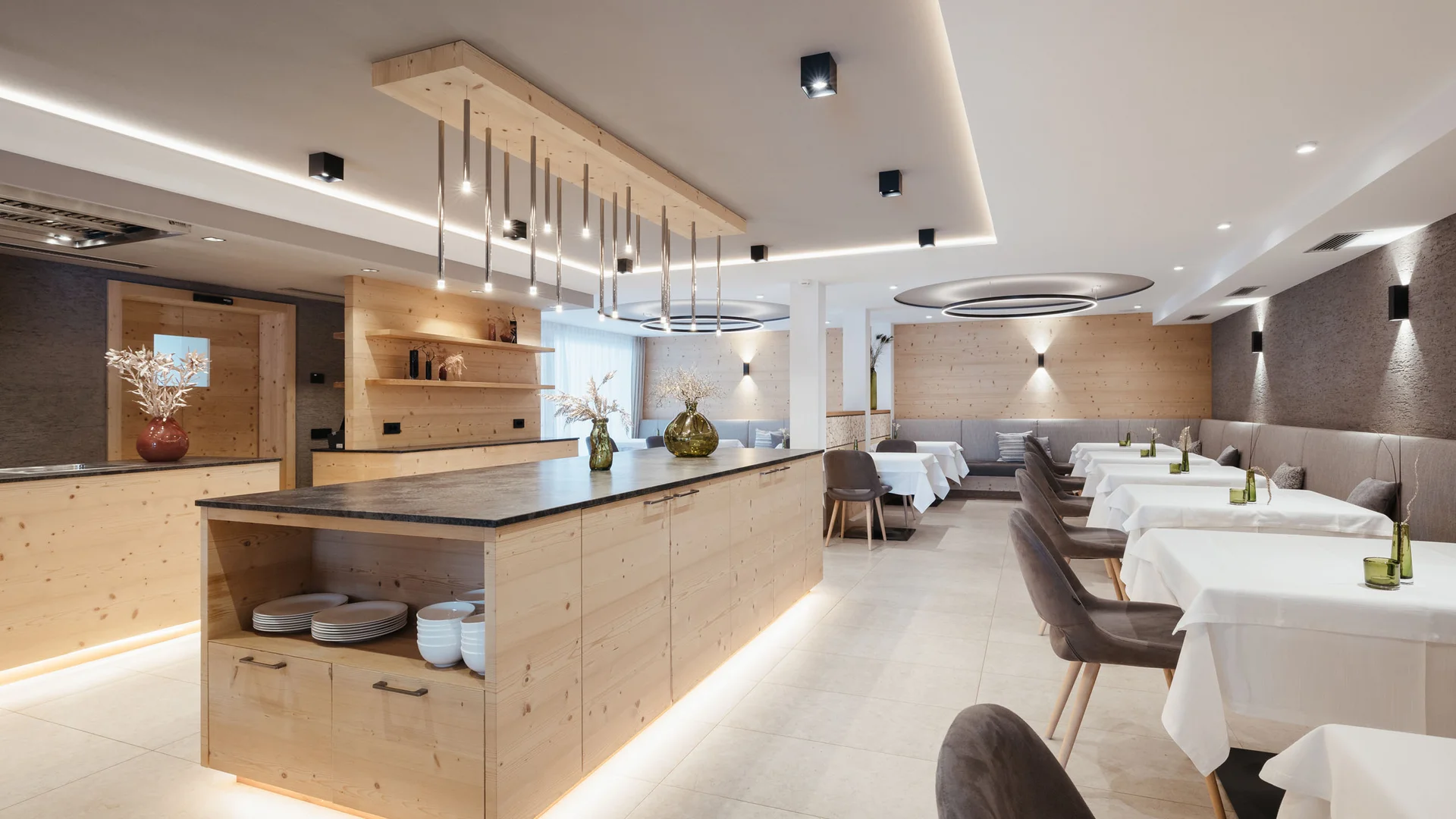 Moderner Restaurantinnenraum mit Holzmöbeln und gedeckten Tischen