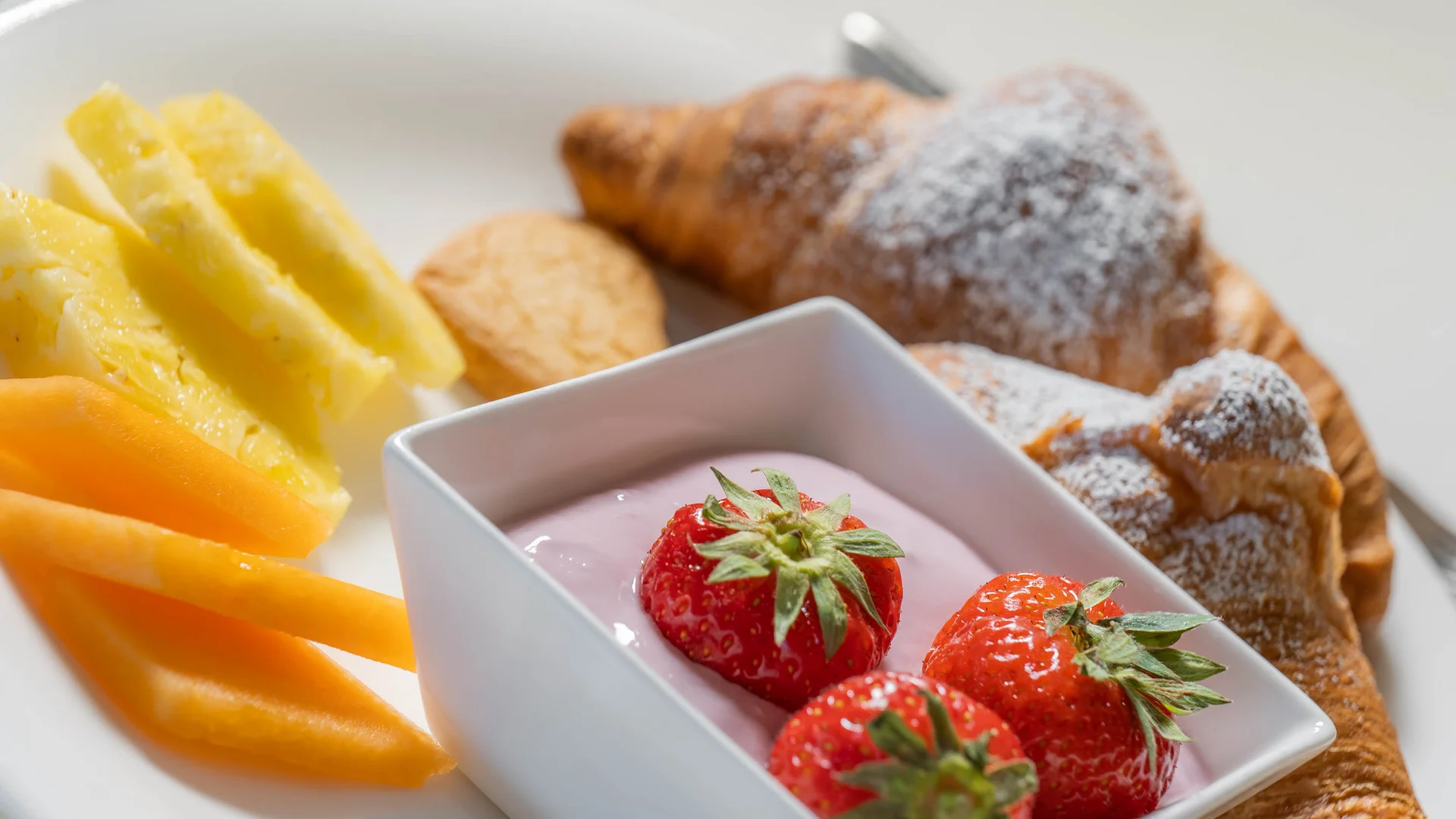 Die schönsten Eindrücke aus dem Nature Hotel Delta Frühstücksteller mit Croissants, Erdbeeren, Joghurt und frischem Obst