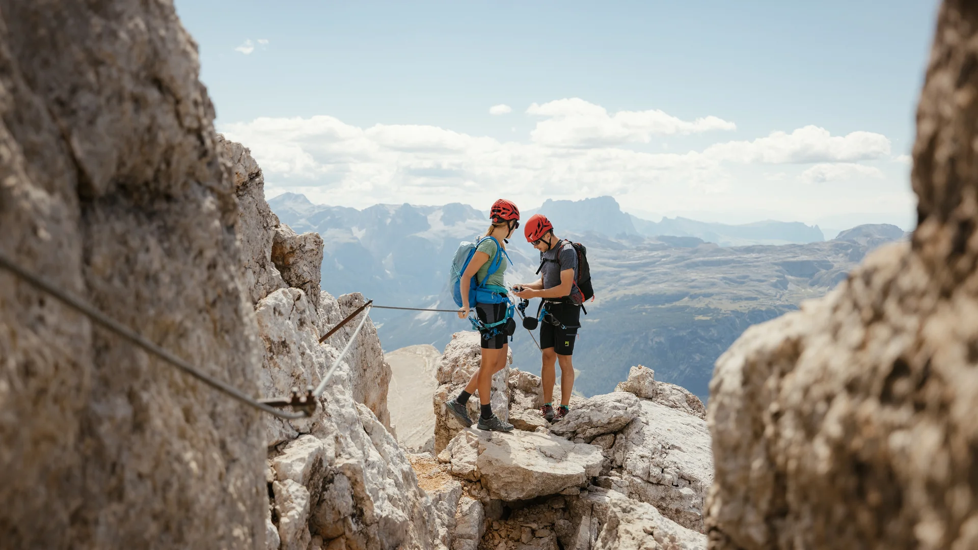 Die schönsten Eindrücke aus dem Nature Hotel Delta Zwei Kletterer mit Helmen und Rucksäcken auf felsigem Berggipfel