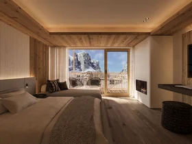 Gemütliches Hotelzimmer mit Holzdecke und Bergblick vom Balkon