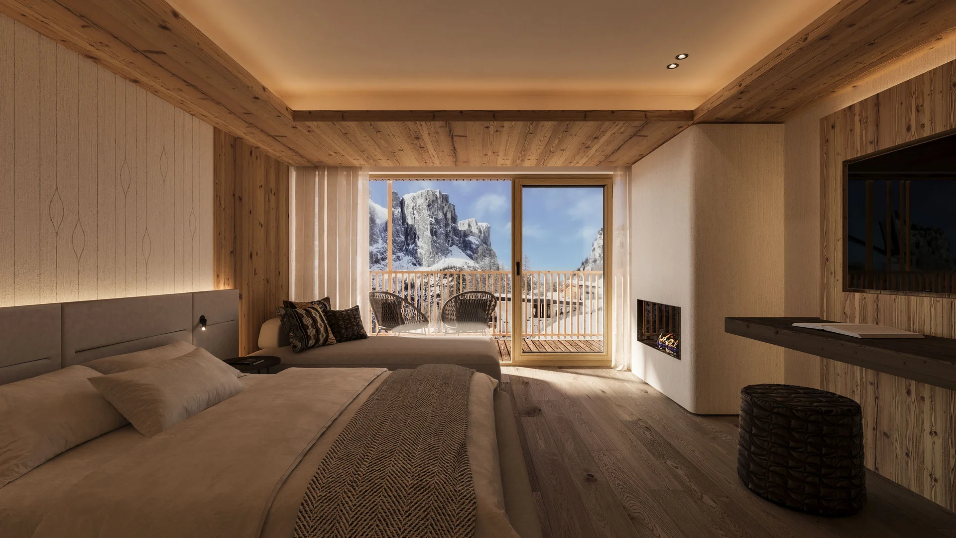 Gemütliches Hotelzimmer mit Holzdecke und Bergblick vom Balkon