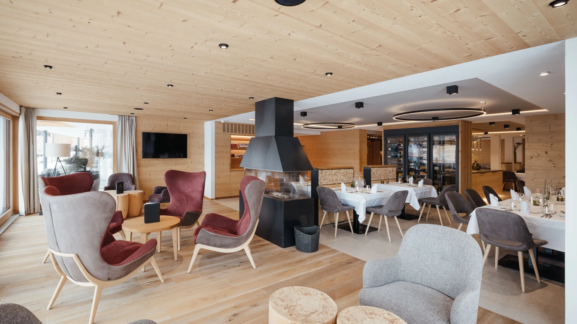 Die schönsten Eindrücke aus dem Nature Hotel Delta Gemütlicher Hotel-Loungebereich mit Sesseln und Kamin