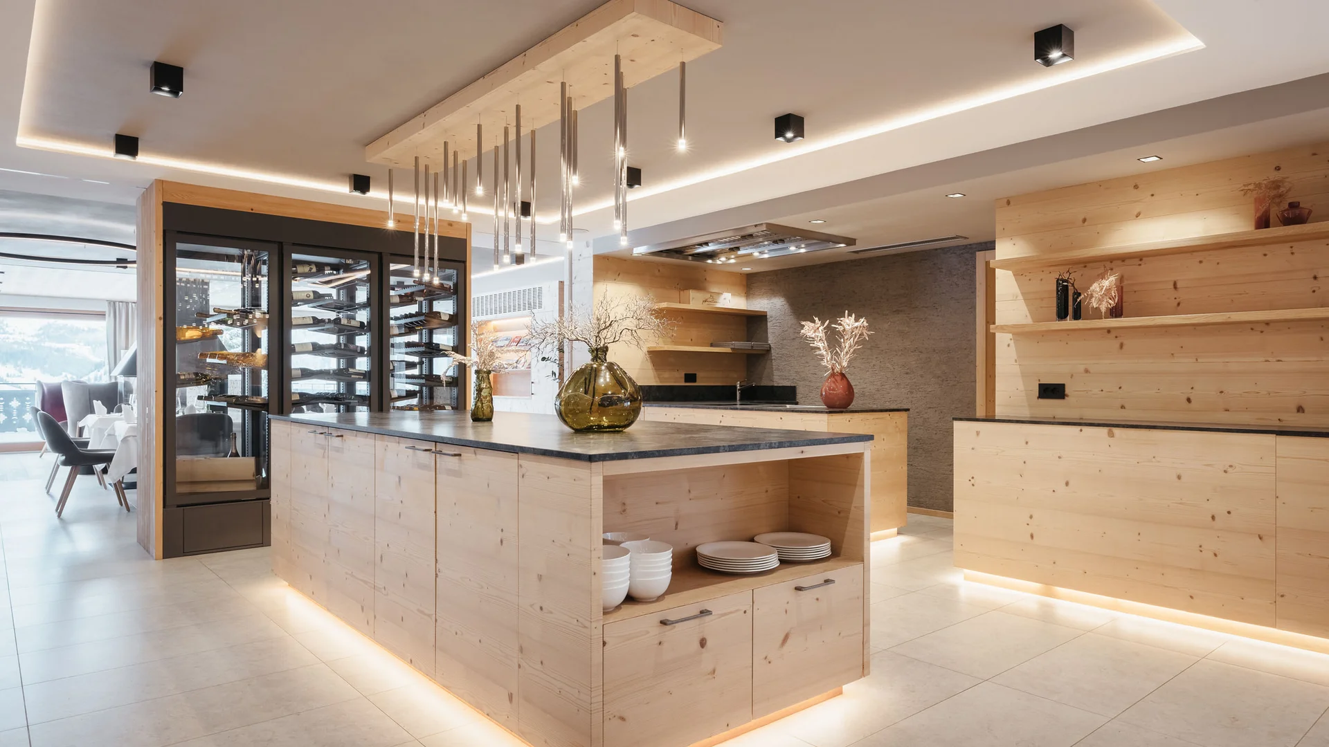 Die schönsten Eindrücke aus dem Nature Hotel Delta Moderne helle Küche mit Holzfronten und Weinregal im Hintergrund