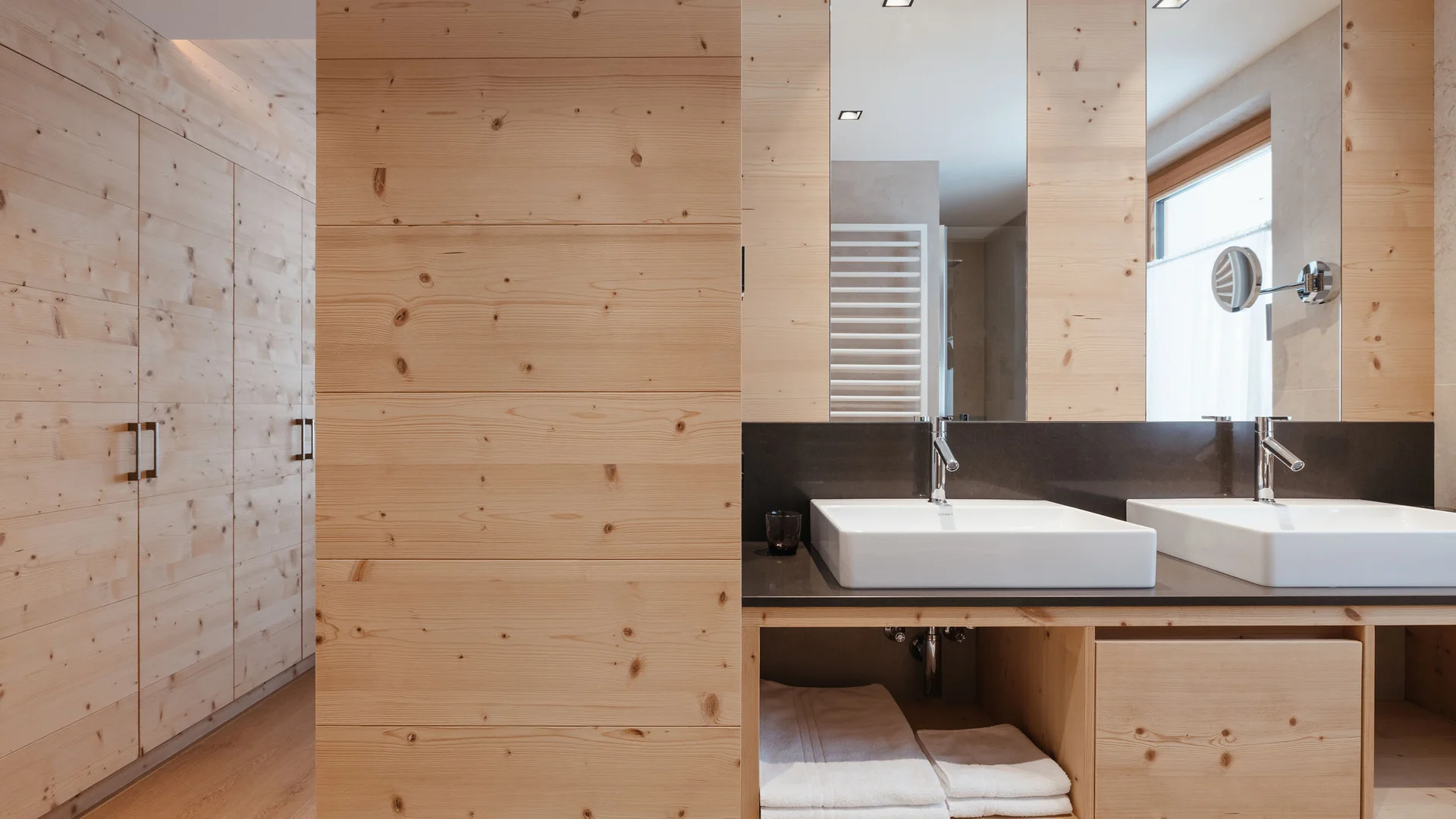 Die schönsten Eindrücke aus dem Nature Hotel Delta Modernes Badezimmer mit Doppelwaschbecken und Holzmöbeln