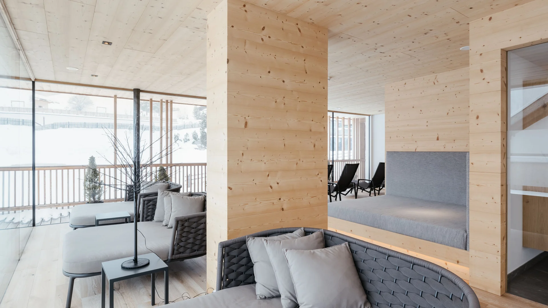 Die schönsten Eindrücke aus dem Nature Hotel Delta Moderner Ruheraum mit Holzverkleidung und gemütlichen Sitzgelegenheiten