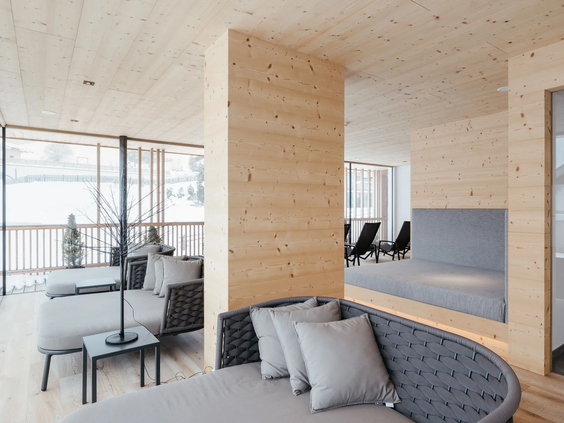 Unser Wellnesshotel in Alta Badia: das Nature Hotel Delta Moderner Ruheraum mit Holzverkleidung und gemütlichen Sitzgelegenheiten