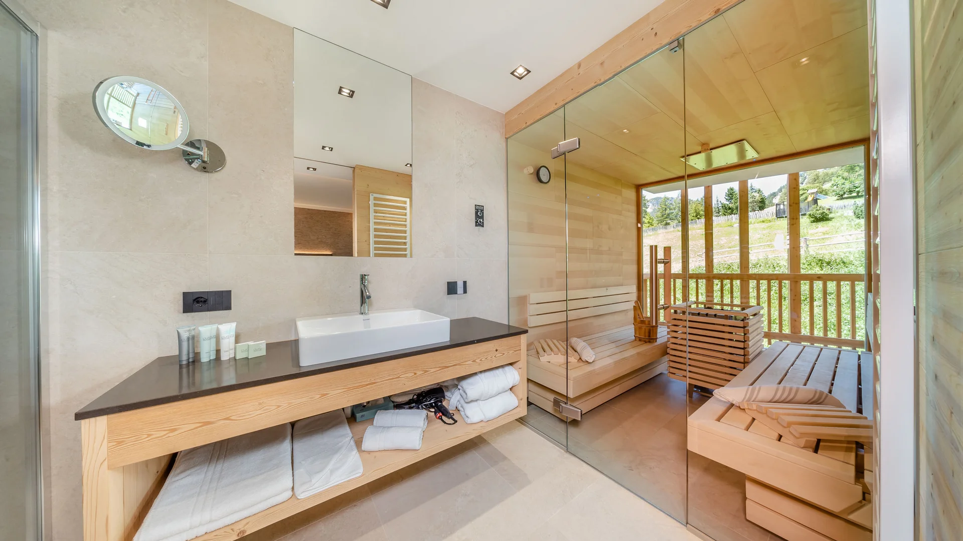 Die schönsten Eindrücke aus dem Nature Hotel Delta Moderner Wellnessbereich mit Sauna und Waschbecken in hellem Holzdesign