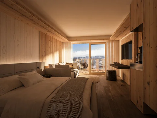 Gemütliches Hotelzimmer mit Holzwänden und Bergblick vom Balkon