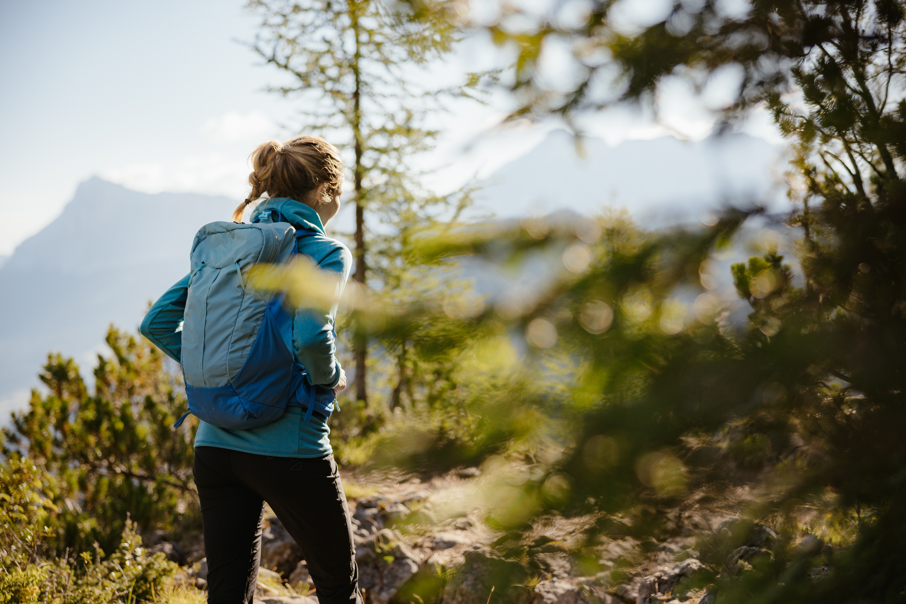 Le vostre vacanze in Alta Badia al Nature Hotel Delta Donna con zaino che cammina su un sentiero boschivo in montagna